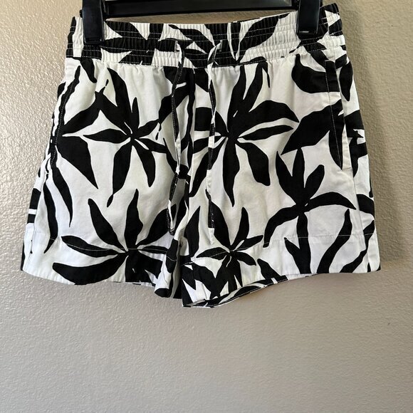 Free Assembly Black & White Floral Shorts Size X-Small - Picture 2 of 7